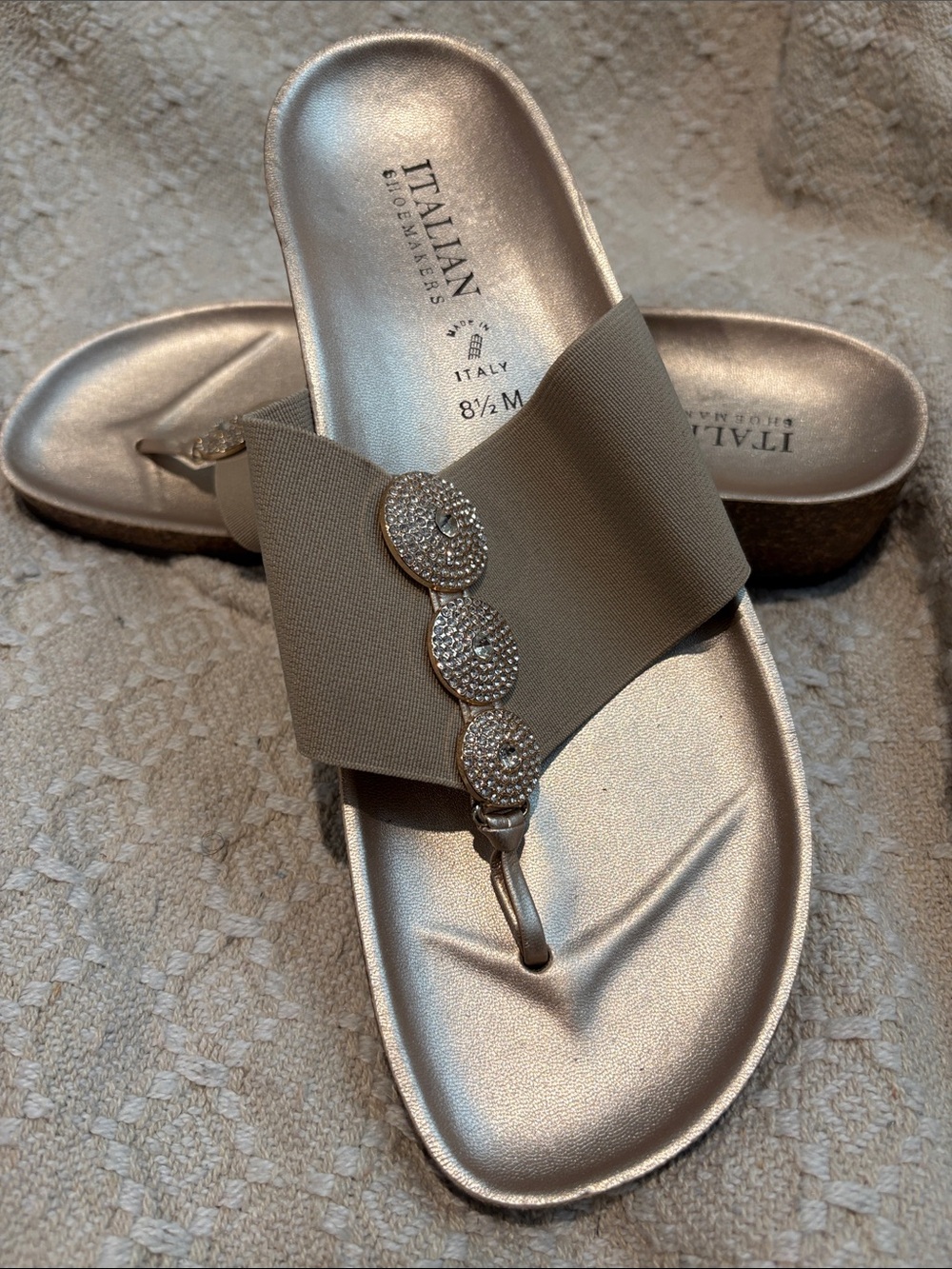 NWOT Italian Shoemakers Women’s Gold Metallic Thong Sandal